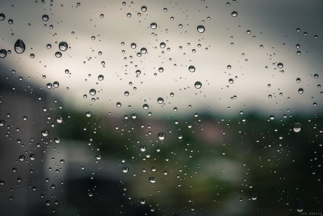 Капельки дождя на стекле