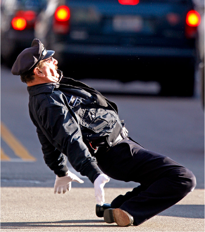 Полицейский танцует на перекрестке
