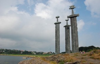 мечи в скале памятник в Норвегии