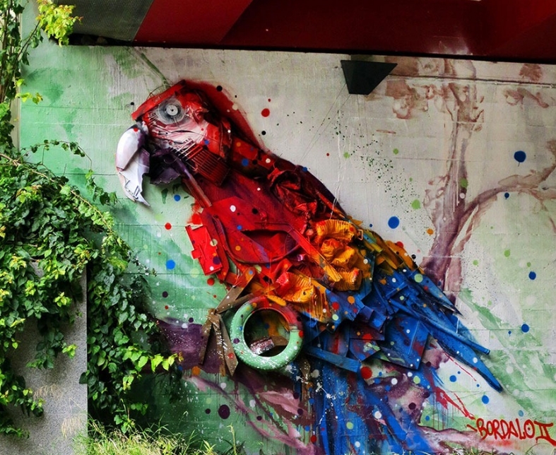 скульпутра попугая из мусора