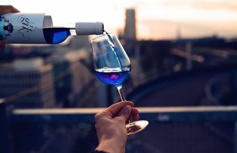 новое синее вино в бокале