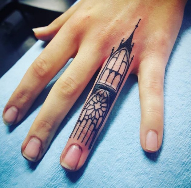 татуировка на пальце