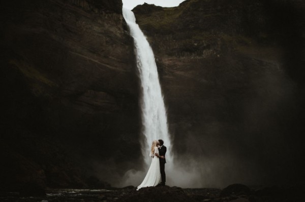 свадьба у водопада