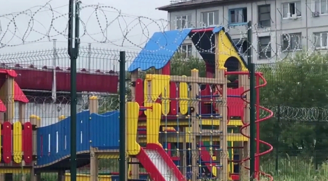 детская площадка за забором