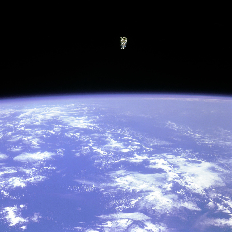 астронавт в открытом космосе
