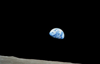 цветное фото Земли над Луной