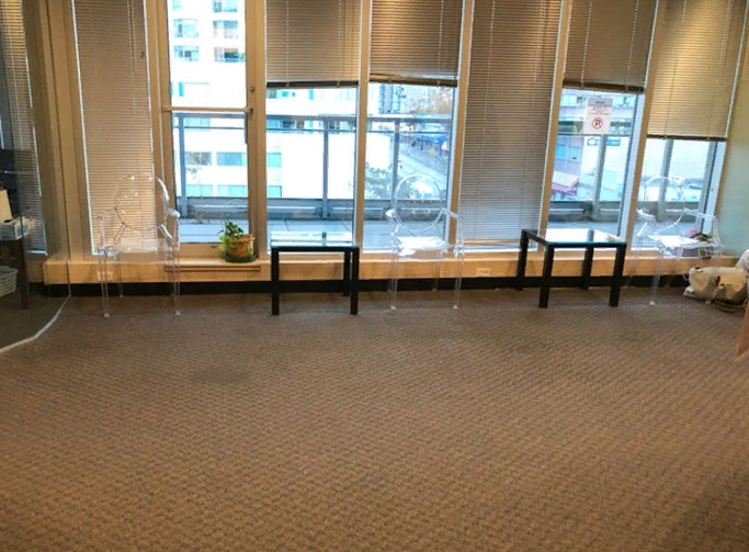 прозрачные стулья в клинике