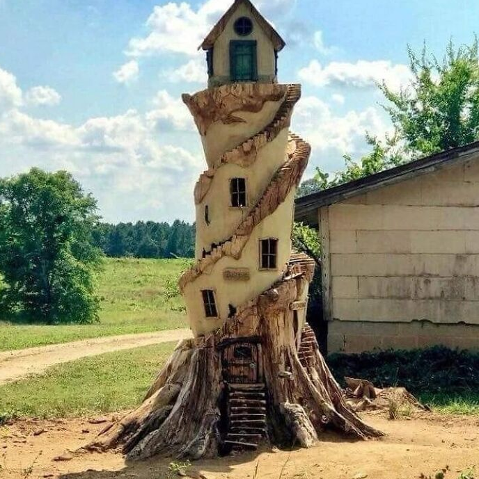 замок из старого дерева